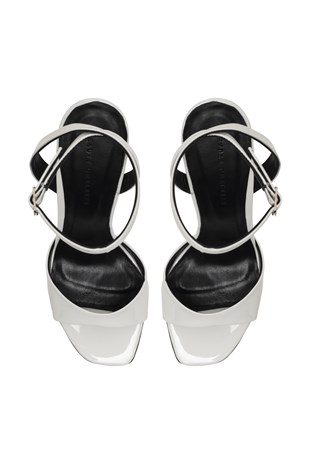 Beyaz Bilekten Bağlı Topuklu Rugan Ayakkabı