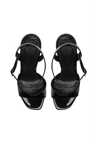Siyah Bilekten Bağlı Topuklu Rugan Ayakkabı