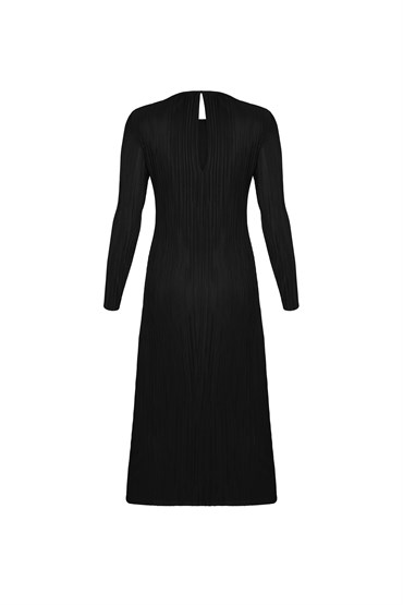 Siyah Sırtı Pencere Detaylı Uzun Plise Elbise